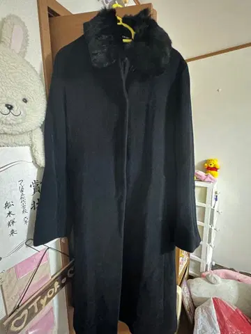 블랙 퍼가 달린 롱 코트