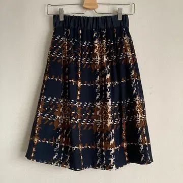 La TOTALITE 플레어 스커트 네이비와 브라운 체크 무늬