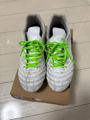 축구화 화이트/그린 미드컷