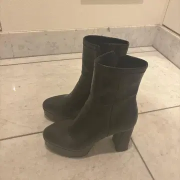 블랙 합성 피혁 숏부츠 R&E 플랫폼 시크 힐 숏부츠