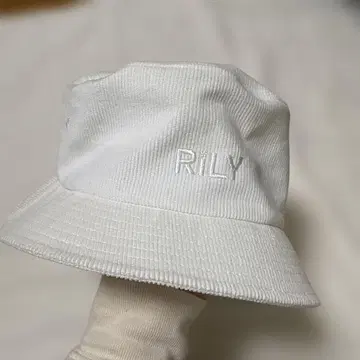 RILY 화이트 버킷 햇