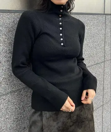 AMERI UND 하이넥 버튼 니트 탑 블랙