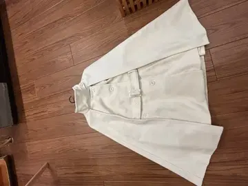 화이트 벨트 케이프 코트