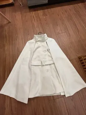 화이트 벨트 케이프 코트