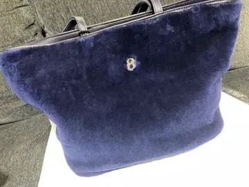 네이비 퍼 토트백 8의 디자인