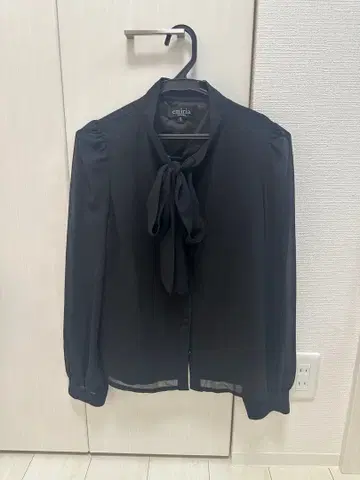 에밀리아 위즈 리본 포함 블랙 긴팔 셔츠