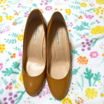 스트로베리 필즈 에나멜 펌프스 카멜