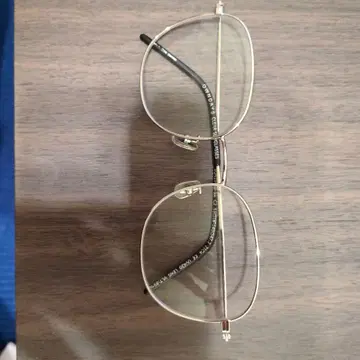 골드 오벌 프레임 안경