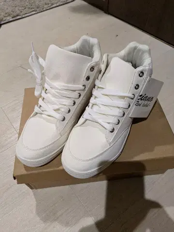 화이트 하이컷 스니커즈