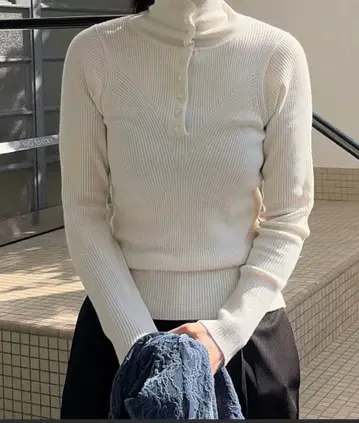 AMERI UND 하이넥 버튼 니트 탑 화이트