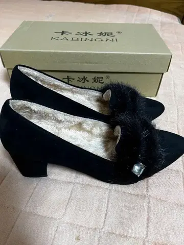 KABINGNI 블랙 스웨이드 퍼 펌프스