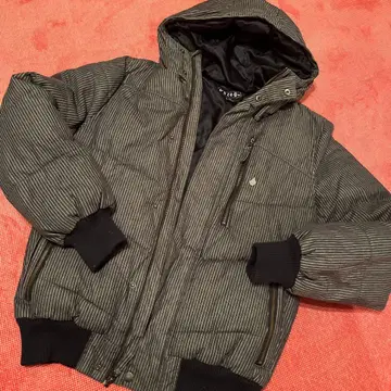 VOLCOM 스트라이프 패턴 다운 자켓 후드 부착