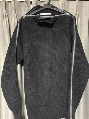 지퍼 달린 블랙 니트 스웨터