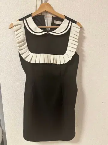 턱 프릴 로즈 모티브 원피스 블랙 Meroir