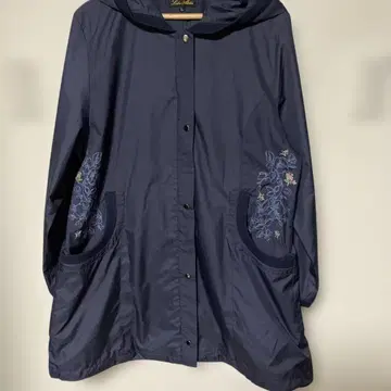 얇은 소재의 멋스러운 코트