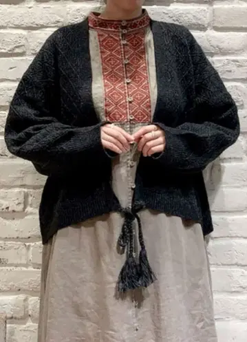 츠하루 바이 사만사 모스모스 태슬 장식 시스루 니트 차콜 그레이