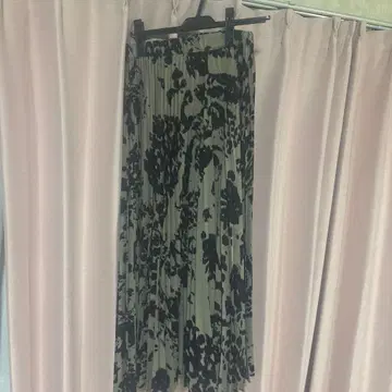 YAMADAYA 블랙과 베이지 꽃무늬 플리츠 큐롯