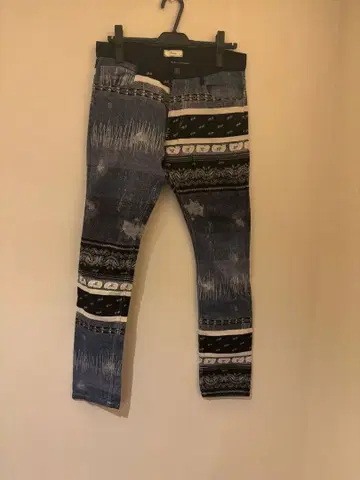 Iroquois 패턴 디자인 스키니 데님 팬츠