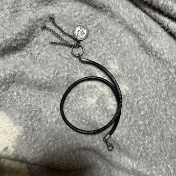 블랙 가죽 메달 참 팔찌