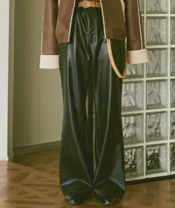 [ 당일 배송 ] soerte 가죽 플레어 팬츠