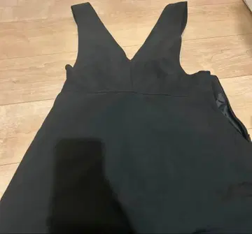 어스뮤직에코로지 택 포함 새상품 블랙 V넥 점프 스커트 F