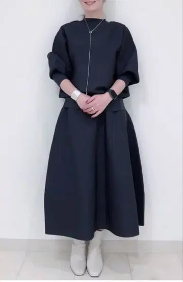 홀가먼트 서큘러 스커트 네이비