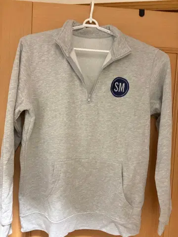 그레이 SM 로고 지퍼 맨투맨