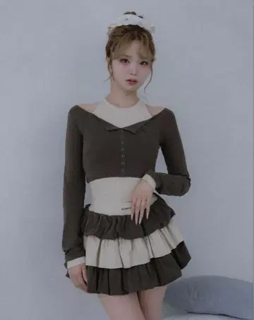 darich 오프숄더 레이어드 리브 상의 & 컷 프릴 믹스 미니 스커트