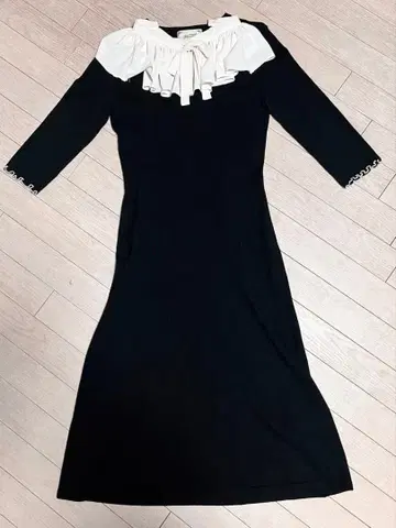 [ 미셸 마카롱 ] 프릴 카라 부착 7부 소매 타이트 원피스