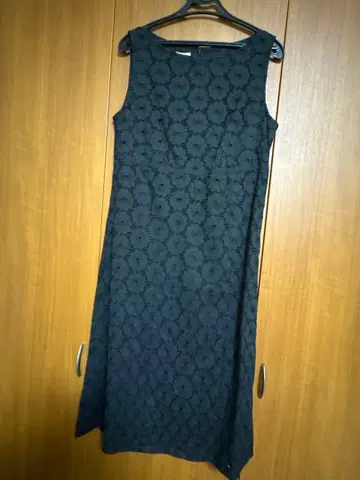 LAURA ASHLEY 슬리브리스 원피스 블랙