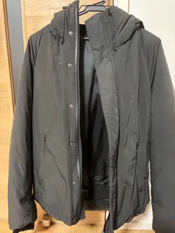 INHERIT 후드 부착 블랙 다운 자켓