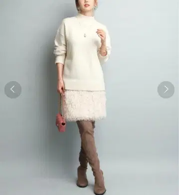 미사용 새상품 저스길리티 페더 타이트 미니 스커트 옅은 베이지 M 사이즈