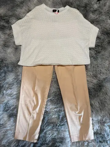 드로어 화이트 니트 & 베이지 팬츠 셋업