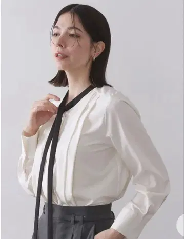 가격 인하 오파크 클립 바이컬러 보타이 블라우스