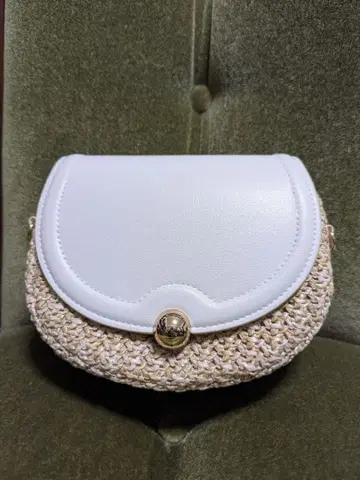 라운드형 플랩 포함 숄더백