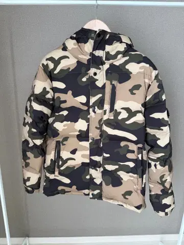 카모 패턴 후드 부착 다운 자켓