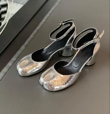 타비 펌프스 타비 신발 메탈릭 실버 앵클 스트랩 하이힐