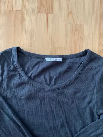 다크 그레이 긴팔 T셔츠