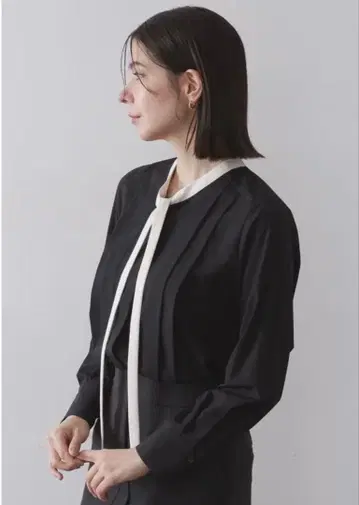 가격 인하 오파크 클립 바이컬러 보타이 블라우스