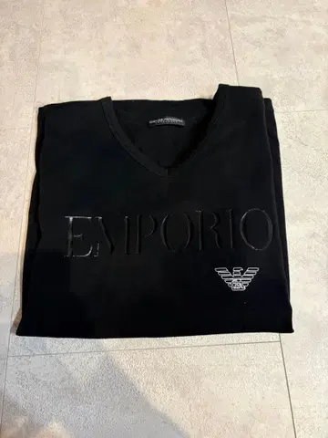 EMPORIO ARMANI 블랙 V넥 T셔츠