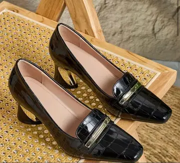 새상품급 블랙 에나멜 크로커다일풍 펌프스