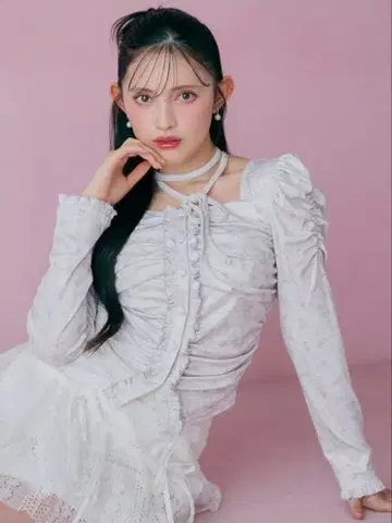 새상품 Rilly emulie Flower Gather Fit Tops