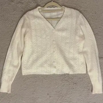 화이트 케이블 짜임 V넥 가디건