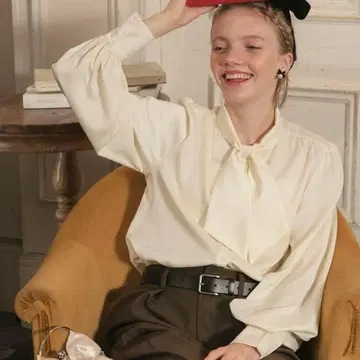 [ BONLECILL noir ] 새틴 보타이 리본 볼륨 슬리브 블라우스