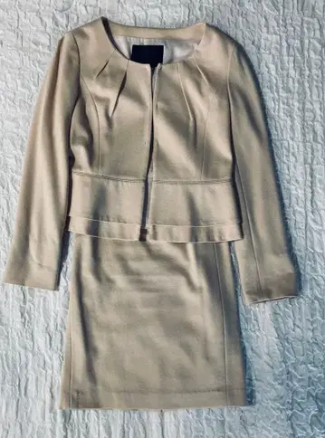 언타이틀 노카라 자켓 스커트 셋업 베이지 계열