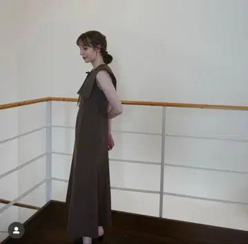 reurie 브라운 슬리브리스 롱 드레스