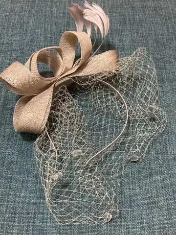 베이지색 리본과 망사의 헤어 액세서리