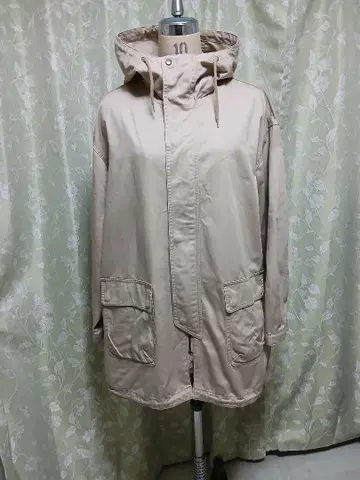 베이지색 마운틴 후드티 후드 부착