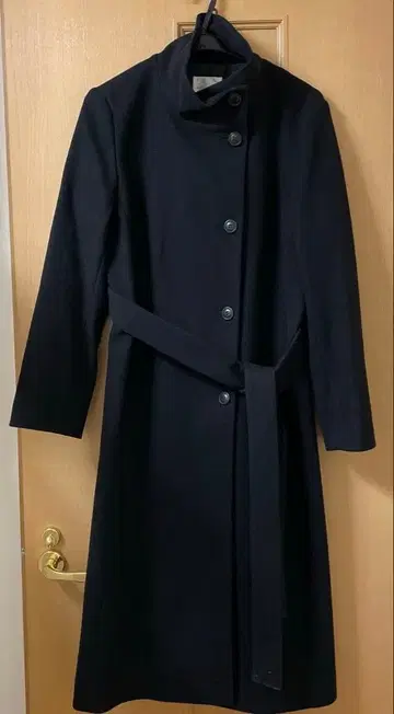 알파큐빅 블랙 벨트 부착 롱 코트