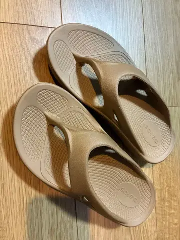 Oofos 베이지 샌들